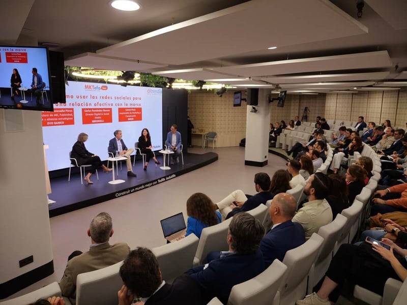 María Paz Comesaña Pérez, de EVO Banco, Carlos Fernández Guerra, de Iberdrola y Lorena Poza, de Bizum en el Foro MKTefa, junto a Fernando Rivero, CEO de Ditrendia