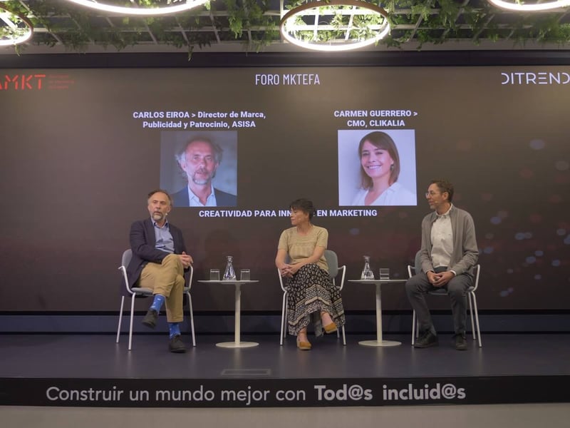 Carlos Eiroa, Director de Marca, Publicidad y Patrocinio, ASISA y Carmen Guerrero, CMO, CLIKALIA con Fernando Rivero, CEO de DITRENDIA