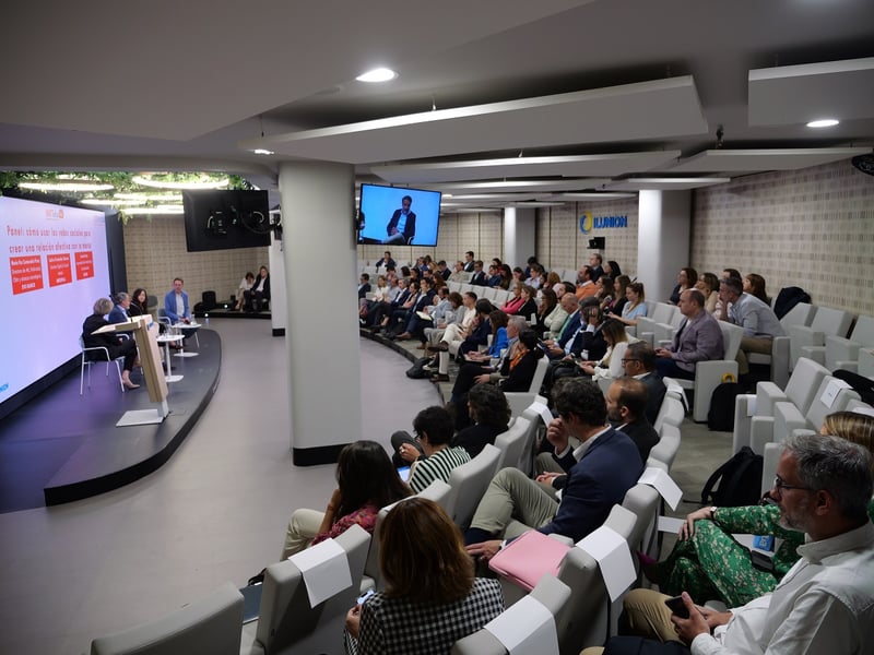 María Paz Comesaña Pérez, directora de mk, publicidad, CRM y alianzas estratégicas de EVO Banco; Carlos Fernández Guerra, director digital & Social media de Iberdrola; y Lorena Poza, responsable de marketing y comunicación de Bizum.