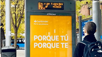 Reposicionamiento de marca del banco Santander-Campaña Porque tú, Porque te en una marquesina de bus