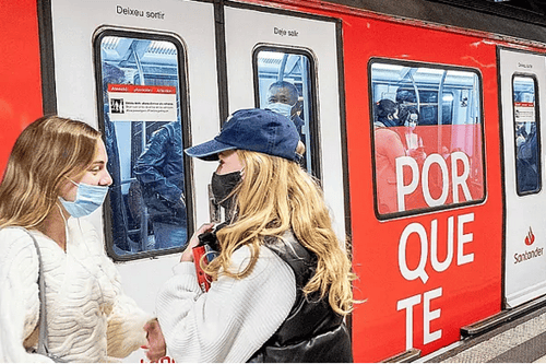 Reposicionamiento de marca del banco Santander-Campaña Porque tú, Porque te en el metro de madrid